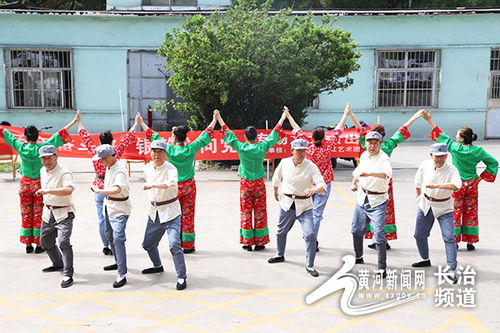 父亲节情暖康养中心 载歌载舞传递关爱，健康守护从心出发